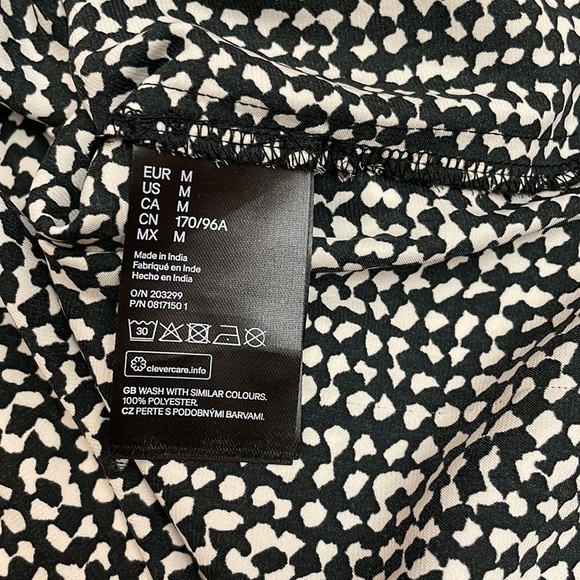 H&M Black & White Silky Pull Over Button Keyhole Back Women’s Blouse Size Medium - Picture 9 of 11